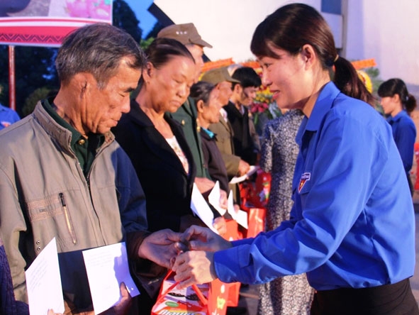 Phó Bí thư Tỉnh Đoàn Phan Thị Trinh tặng quà các gia đình chính sách.
