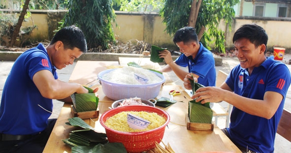 Đoàn viên thanh niên xã Ea Yiêng (huyện Krông Pắc) gói bánh chưng tặng những gia đình có hoàn cảnh khó khăn.
