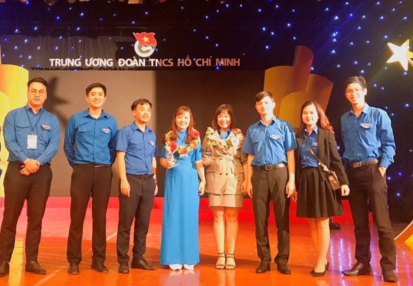Cô giáo Nguyễn Vân Nhi (thứ tư từ phải sang) nhận giải thưởng “Nhà giáo trẻ tiêu biểu” năm 2019 (Ảnh nhân vật cung cấp)