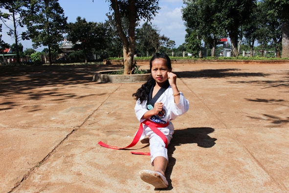 Em H’Zi Ayun biểu diễn võ Taekwondo 