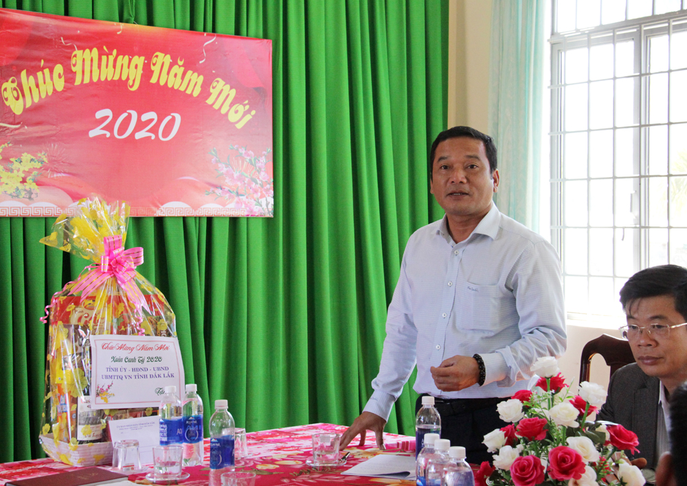 Phó Chủ tịch UBND tỉnh Y Giang Gry Niê Knơng chúc Tết cán bộ và nhân dân xã Khuê Ngọc Điền