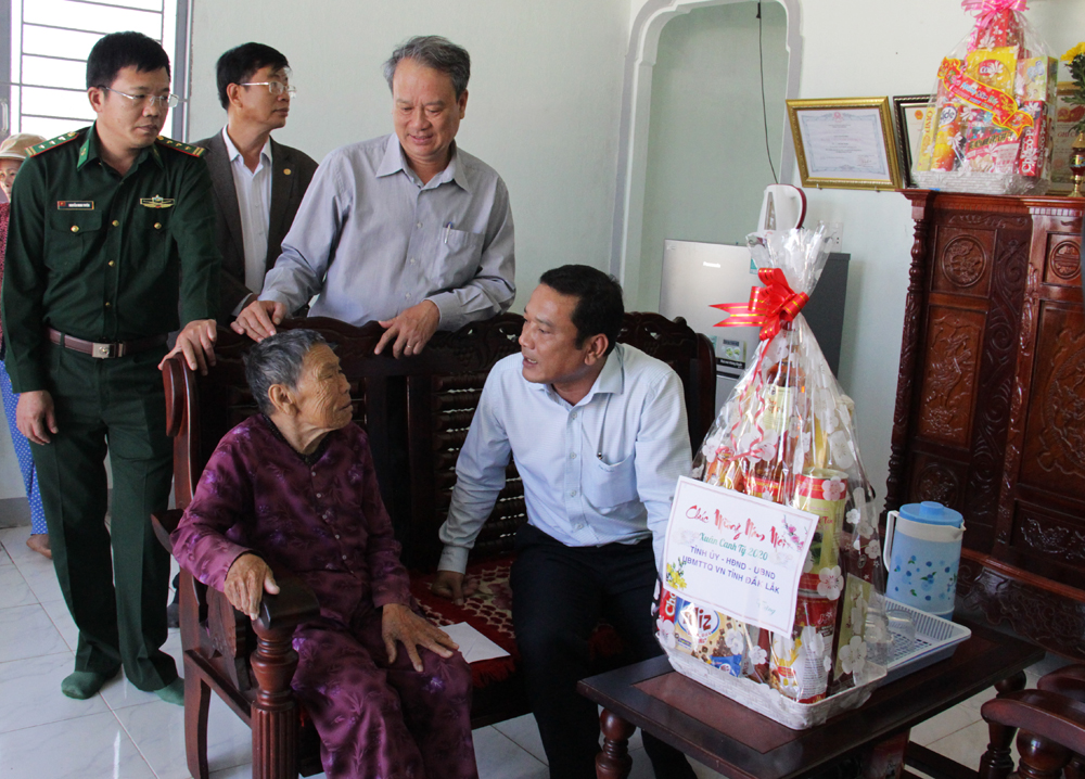 Đoàn công tác thăm hỏi và chúc Tết Mẹ Việt Nam Anh hùng Huỳnh Thị Bộ