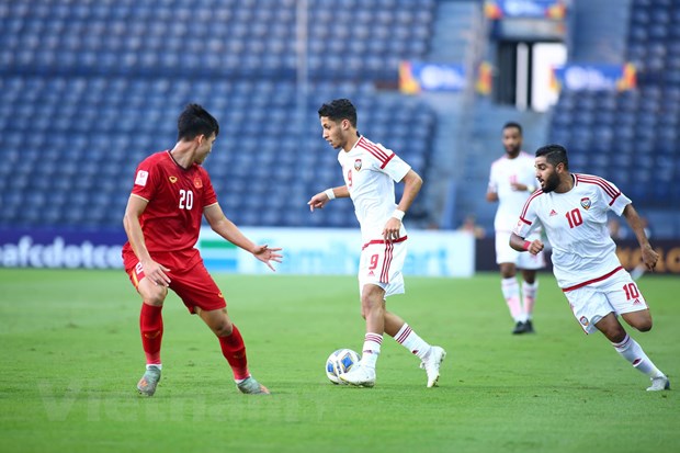 Ngôi sao của U23 UAE là Ali Saleh (số 9) nhiều lần gây khó khăn cho U23 Việt Nam