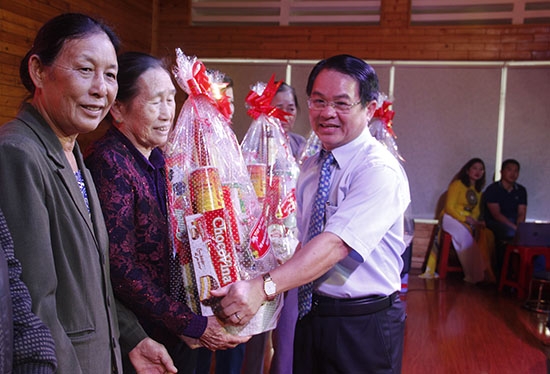 Ông Huỳnh Văn Dũng, Tổng Giám đốc Công ty cổ phần bia Sài Gòn- Miền Trung trao những suất quà tặng hộ nghèo, gia đình chính sách