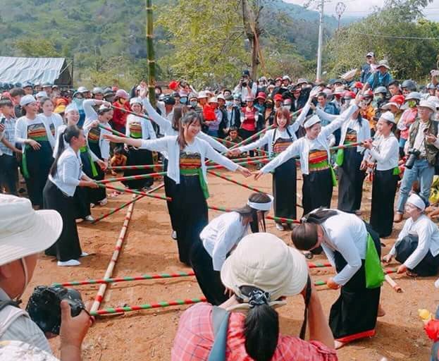 Trò chơi múa sạp của đồng bào Mường tại thôn 6, xã Hòa Sơn. 
