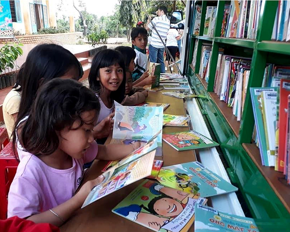  Trẻ em buôn Ea M’droh đọc sách tại thư viện Trường THCS Ngô Mây. 