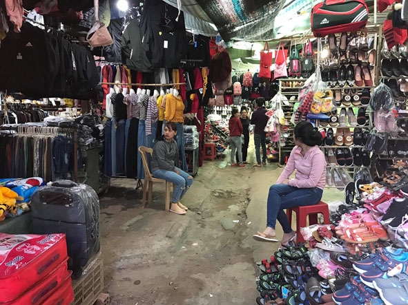 Chợ thị trấn Quảng Phú (huyện Cư M'gar) rơi vào cảnh vắng vẻ, người bán nhiều hơn người đến mua. 