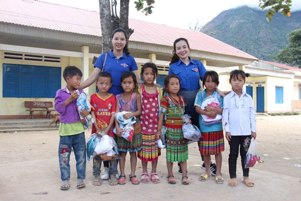 Mùa đông này học sinh Trường Tiểu học Yang Hăn (xã Cư Drăm, huyện Krông Bông) đã có thêm  áo ấm, áo trắng.