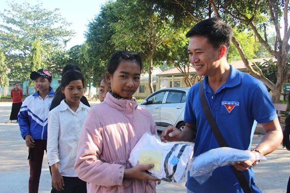 Đại diện Hội đồng Đội TP. Buôn Ma Thuột tặng áo cho học sinh Trường Tiểu học Trần Phú (xã Bông Krang, huyện Lắk). 
