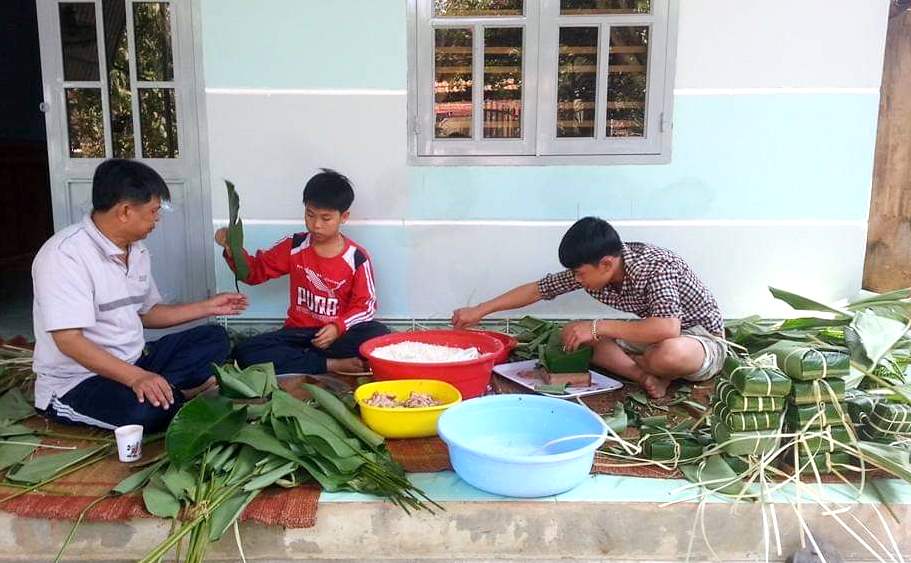 Các con của chị Nguyễn Thị Ngọc Linh được trải nghiệm gói bánh chưng khi về Việt Nam đón Tết. (Ảnh nhân vật cung cấp)