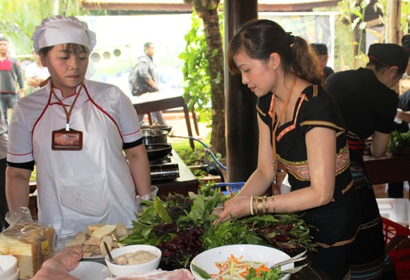 Chị H’sơr ở tỉnh Kon Tum (bên phải) đang chuẩn bị cho món gỏi lá tại Hội thi ẩm thực  Tây Nguyên năm 2019. 
