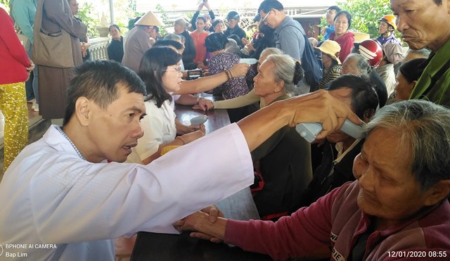 Các bác sĩ khám bệnh miễn phí cho người dân tại các xã Cư Kty, Hòa Tân và Dang Kang (huyện Krông Bông).