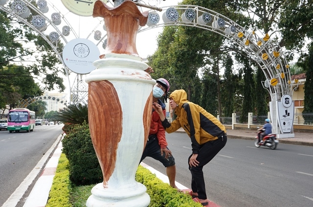 chân cột điện chiếu sáng dọc tuyến đường Nguyễn Tất Thànhsơn sửa lại 