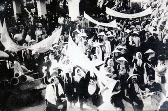 “Đội quân tóc dài” biểu tình trong phong trào Đồng khởi năm 1960. 