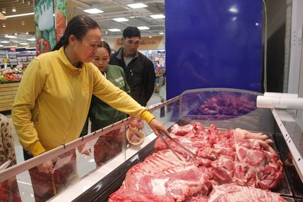 Người dân mua thịt bình ổn giá tại Siêu thị Co.opmart Cư M'gar. 