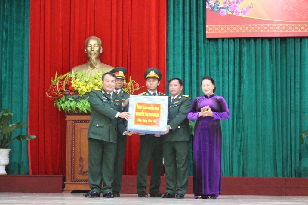 Chủ tịch Quốc hội Nguyễn Thị Kim Ngân trao quà Tết tặng cán bộ, chiến sĩ Bộ Chỉ huy Quân sự tỉnh