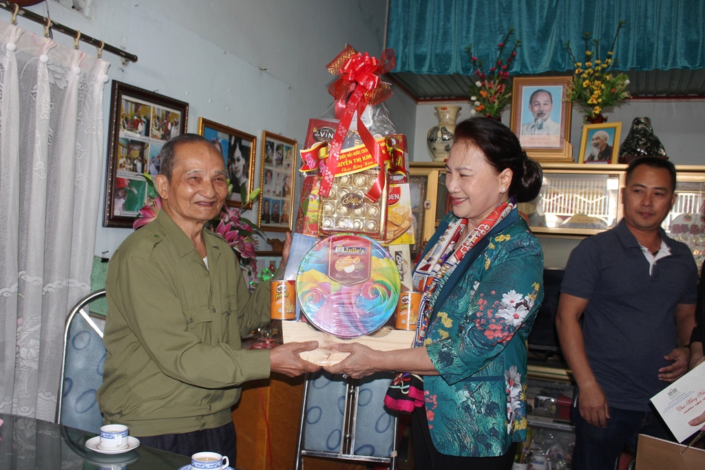 Chủ tịch Quóc hội Nguyễn Thị Kim Ngân trao quà Tết tặng đồng chí Lê Chí Quyết