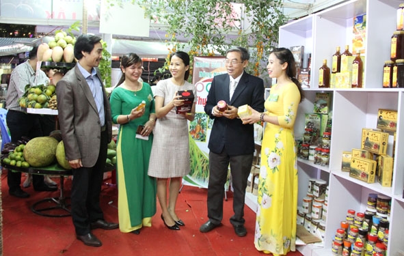 Lãnh đạo Sở NN-PTNT thăm các gian hàng trưng bày sản phẩm OCOP của tỉnh. 