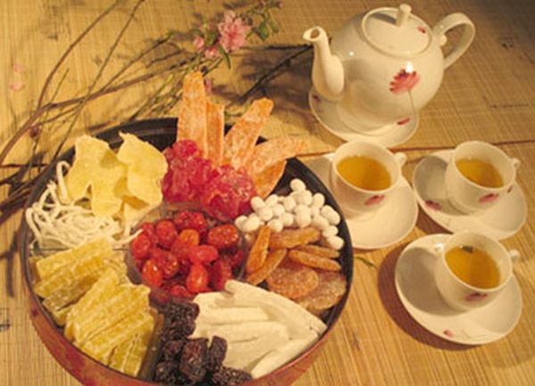 Bánh mứt, trà là những món quà gợi nhớ văn hóa Tết xưa.