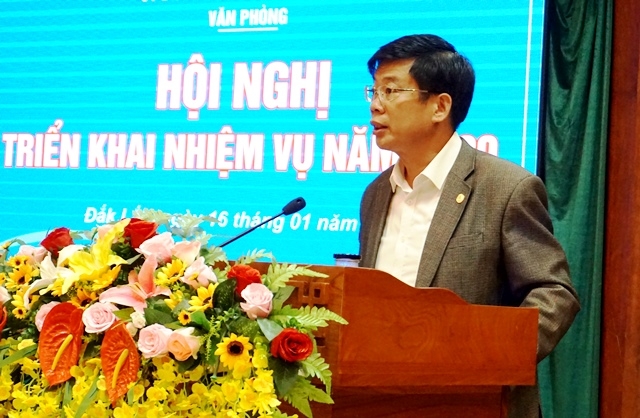 Chánh Văn phòng UBND tỉnh Bùi Hồng Quý phát biểu khai mạc Hội nghị. 