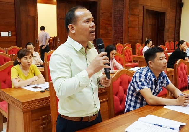 Đại diện Văn phòng UBND huyện Cư Kuin đóng góp ý kiến tại Hội nghị. 