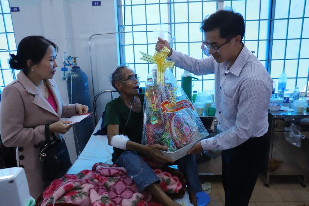 Đại diện Agribank Bắc Đắk Lắk trao quà Tết cho bệnh nhân tại Bệnh viện Đa khoa vùng Tây Nguyên