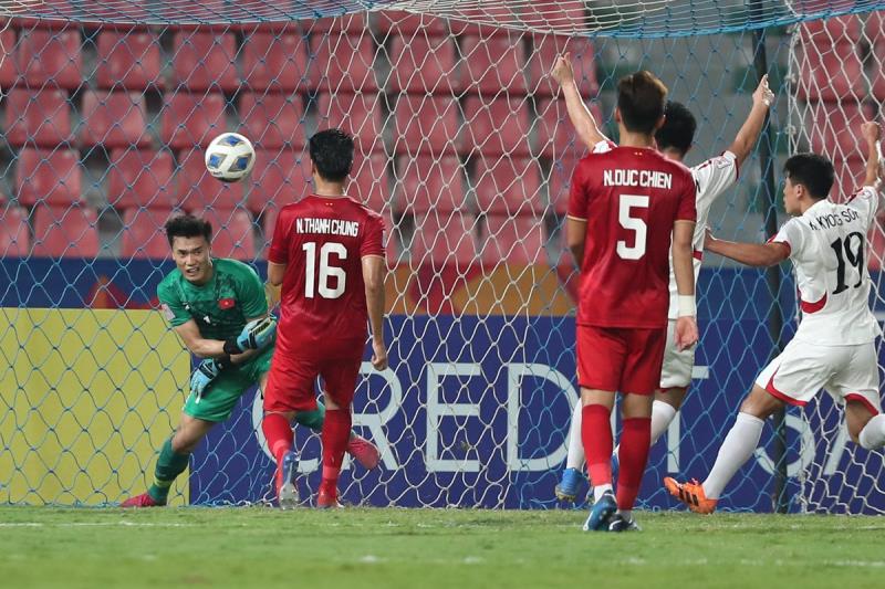 Pha bóng sai lầm của thủ môn Bùi Tiến Dũng đã đảy U23 Việt Nam vào thế khó. Ảnh: Internet