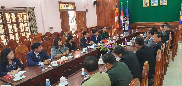 Quang cảnh buổi làm việc giữa Thường trực Tỉnh ủy Đắk Lắk và lãnh đạo tỉnh Mondulkiri. 