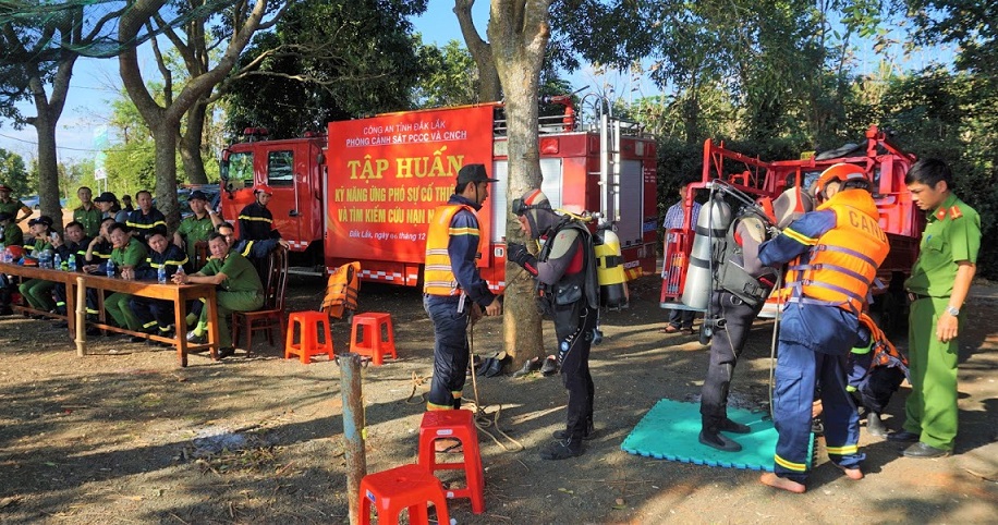Cảnh sát PCCC và CNCH tập huấn kỹ năng ứng phó sự cố thiên tai và tìm kiếm cứu nạn tại hồ Ea Kao (TP. Buôn Ma Thuột).