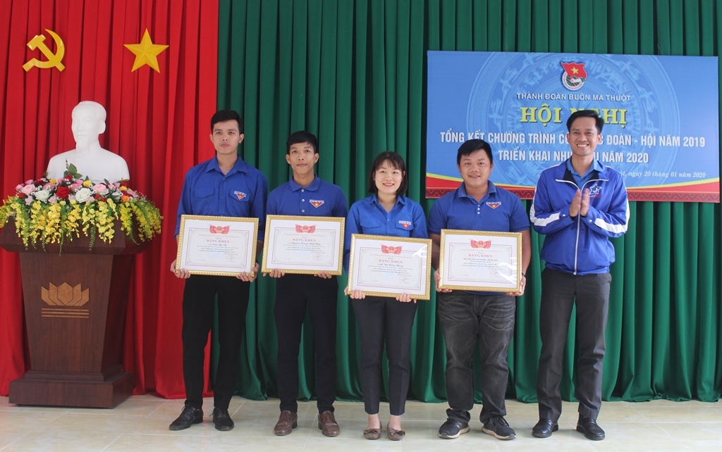 Các tập thể và cá nhân có thành tích xuất sắc nhận Bằng khen của Hội LHTN Việt Nam tỉnh