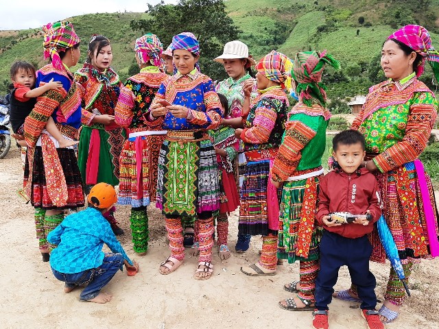 Váy áo sặc sỡ của người dân tộc Mông khoe sắc trong Ngày hội.