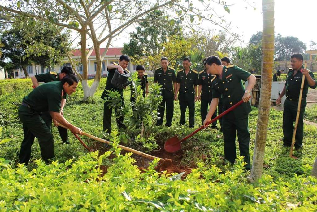 Cán bộ, nhân viên Ban Chỉ huy Quân sự thị xã Buôn Hồ tham gia trồng cây xanh. Ảnh: Đ.Thanh