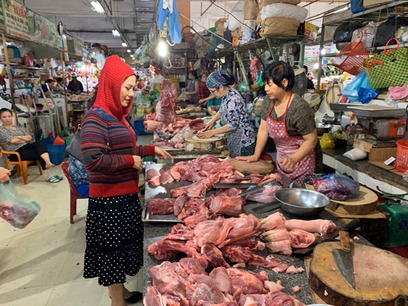 Người dân mua thực phẩm tại chợ Trung tâm Buôn Ma Thuột.