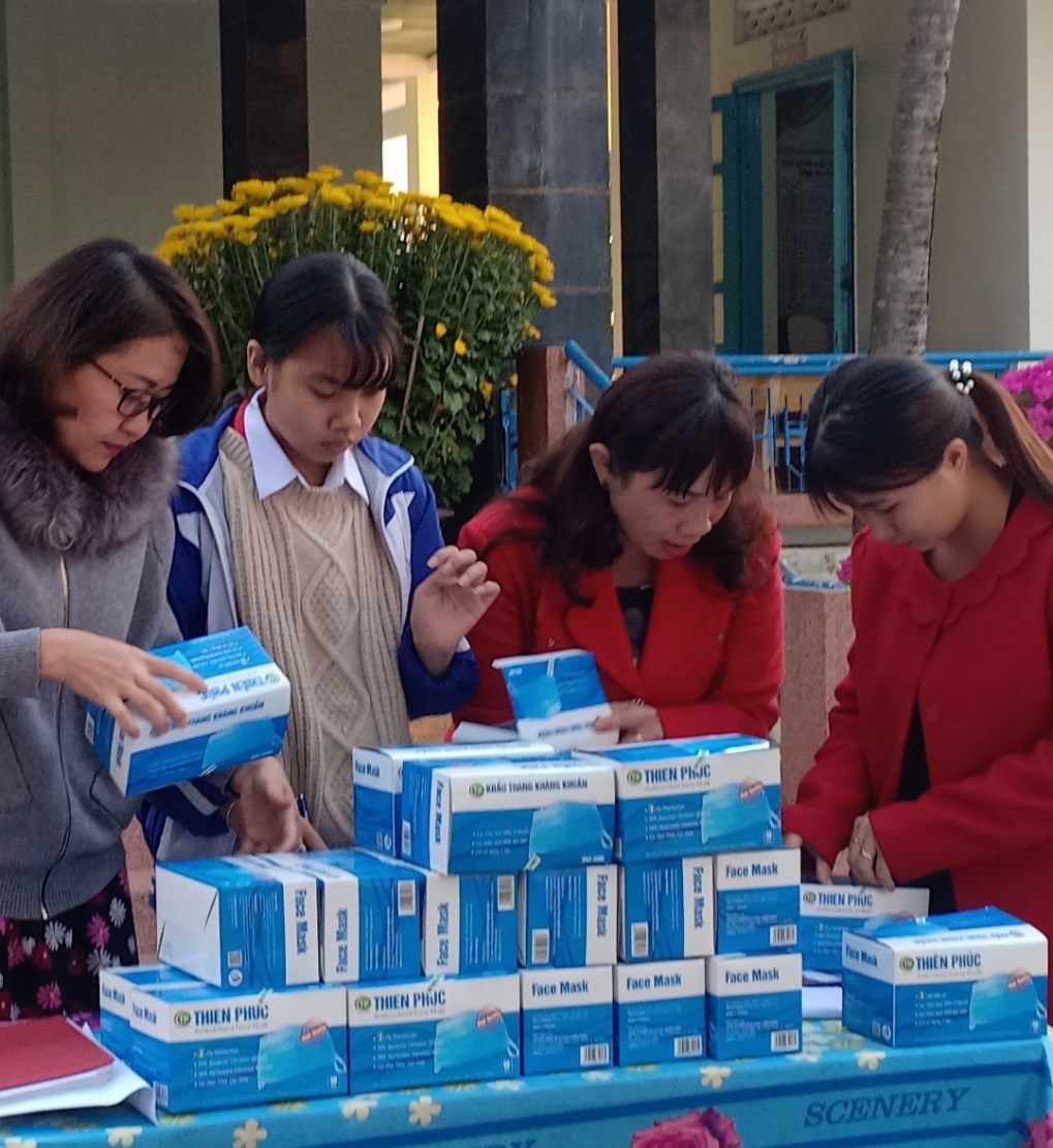 Trường THCS Trần Hưng Đạo (TP. Buôn Ma Thuột) phát khẩu trang y tế miễn phí cho học sinh.