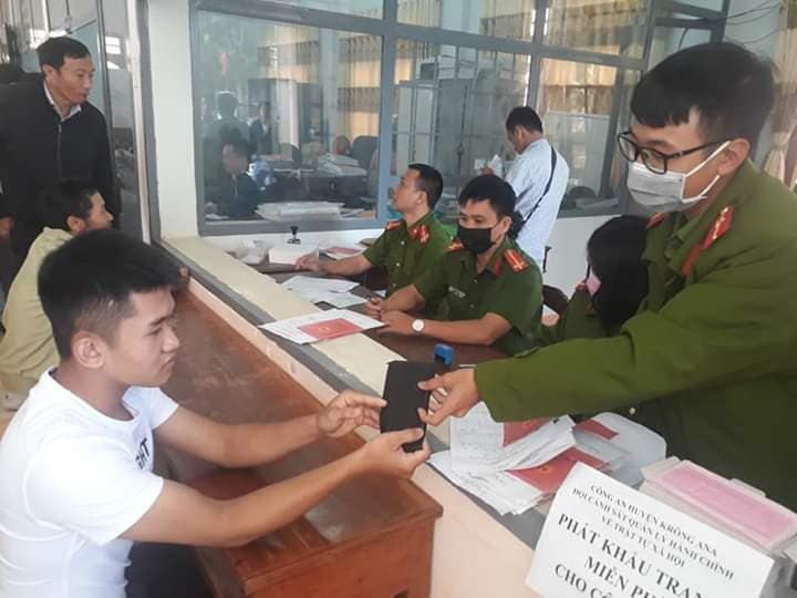 Chiến sỹ Công an huyện Krông Ana phát khẩu trang y tế miễn phí cho người dân.