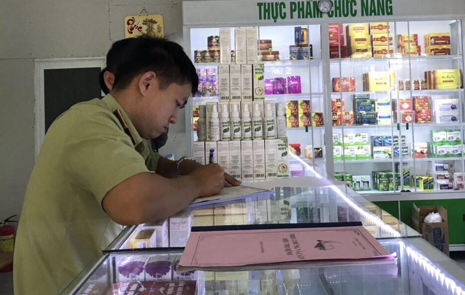 Lực lượng Quản lý thị trường kiểm tra việc kinh doanh khẩu trang y tế tại một quầy thuốc trên địa bàn TP. Buôn Ma Thuột