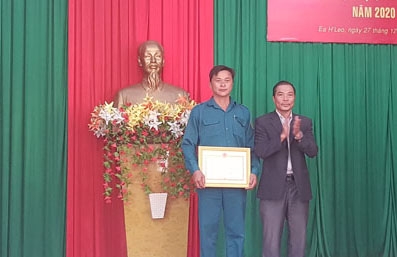 Anh Hoàng Văn Cường nhận Giấy khen của UBND huyện về thành tích  xuất sắc trong phong trào thi đua Quyết thắng năm 2019.