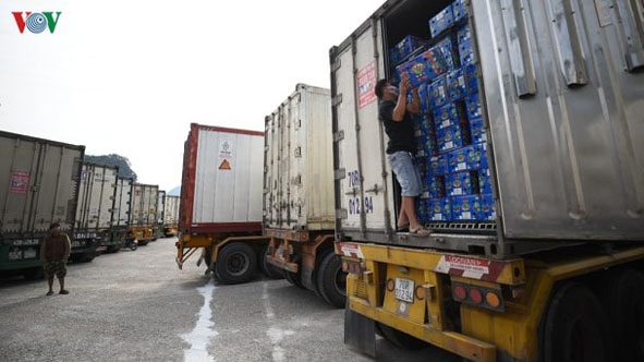 Hàng trăm xe nông sản, hàng hóa ùn ứ tại cửa khẩu Tân Thanh (Lạng Sơn) thời điểm cuối tháng 1 vừa qua.  								                         Ảnh: VOV