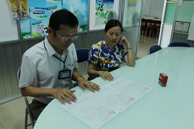 Cán bộ ngành Thuế kiểm tra hóa đơn, chứng từ tại một doanh nghiệp trên địa bàn huyện Krông Pắc