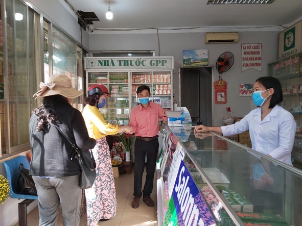 Điểm phát khẩu trang miễn phí của Công ty Cổ phần Dược - Vật tư y tế Đắk Lắk tại nhà thuốc 86 Nơ Trang Long. 