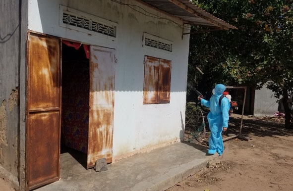 Phun thuốc tiêu độc khử trùng nơi ở của hộ gia đình ông N.V.H (thôn 5, xã Cư Êwi, huyện Cư Kuin).