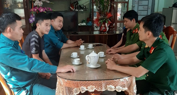 Các ban ngành, đoàn thể thăm hỏi gia đình tân binh Trương Văn Khải. 