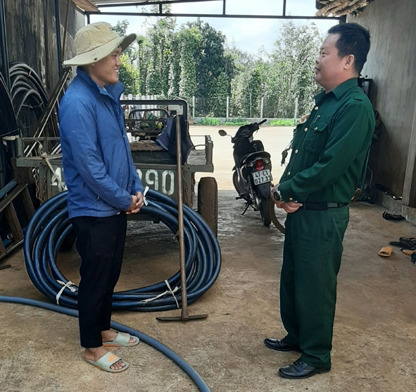 Đại diện Ban Chỉ huy Quân sự xã Bình Thuận thăm hỏi gia đình thanh niên Trương Đình Hoài.