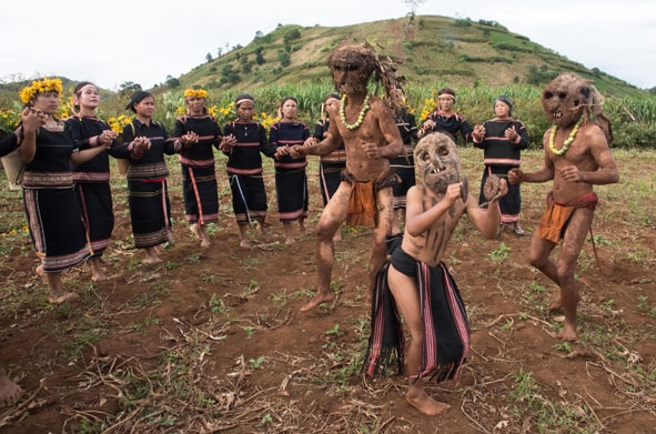 Những chú hề đeo mặt nạ nhảy múa trong lễ hội của dân tộc J'rai. 