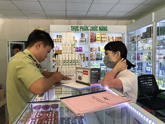 Cục Quản lý thị trường Đắk Lắk kiểm tra một nhà thuốc ở TP. Buôn Ma Thuột