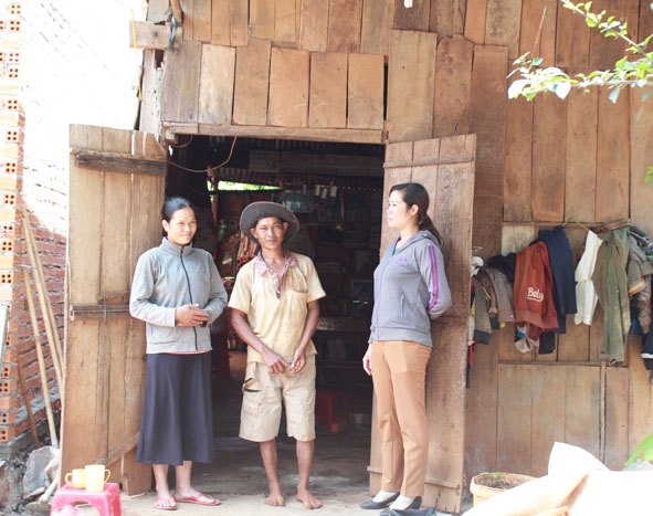 Chị H'Yer Knul (bìa phải) thăm hỏi đời sống người dân trong buôn.