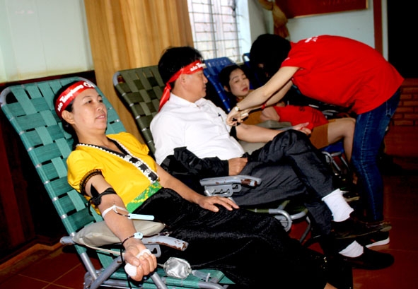 Người dân Krông Năng hiến máu tại trung tâm huyện vào tháng 1-2020.  