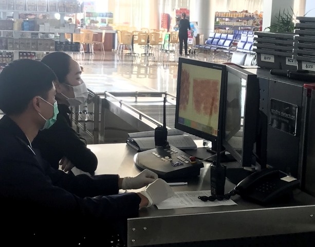 Cán bộ Cục Hải quan Đắk Lắk kiểm tra hàng hóa của hành khách tại sân bay Liên Khương, tỉnh Lâm Đồng. (Ảnh: Trung Triều)