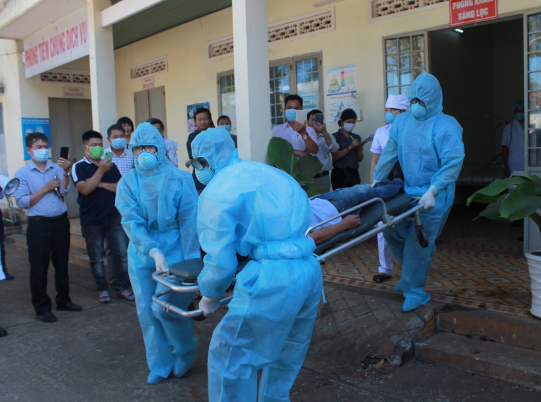 Diễn tập tình huống phát hiện, cách ly người nhiễm Covid-19 tại Trung tâm Y tế huyện Krông Pắc. Ảnh minh họa