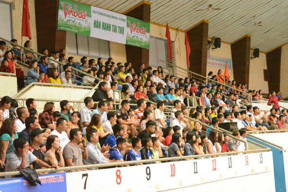  Khán đài Nhà thi đấu tỉnh  chật kín khán giả khi Đắk Lắk đăng cai Giải bóng chuyền  vô địch  quốc gia 2018.  